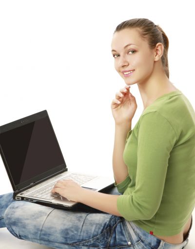 Uśmiechnięta studentka z laptopem