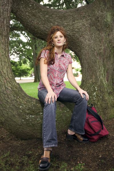 Studentka z plecakiem na drzewie