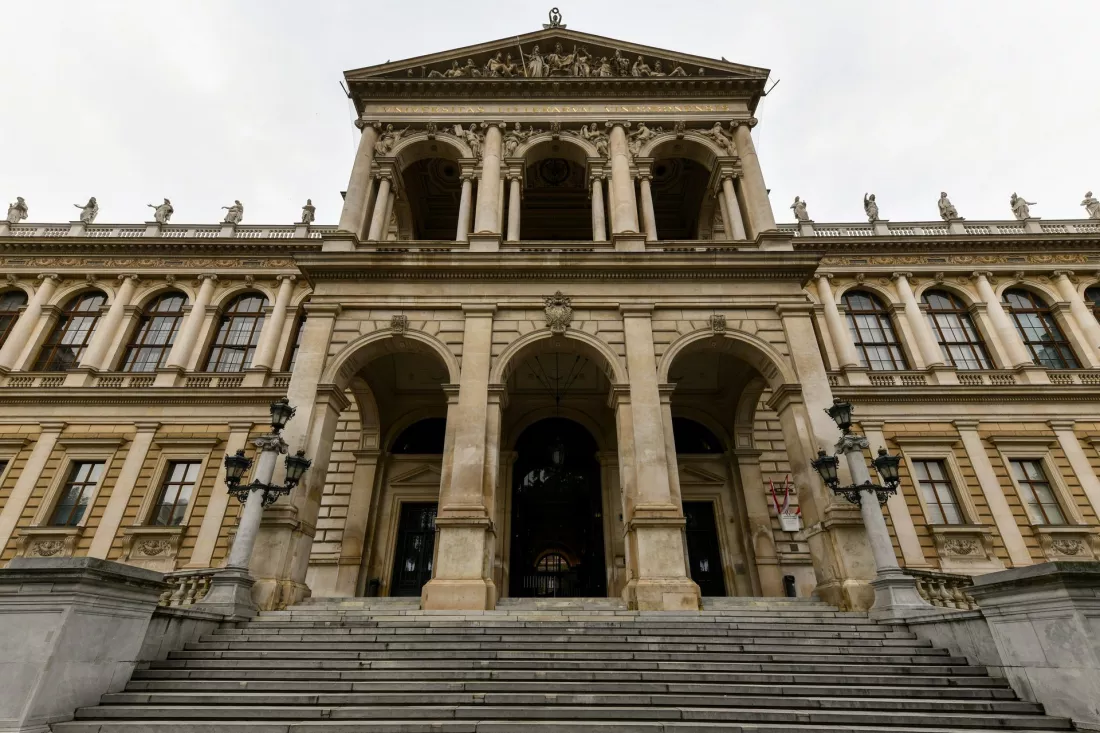 Gmach główny Uniwersytetu Wiedeńskiego z szerokimi schodami przed wejściem