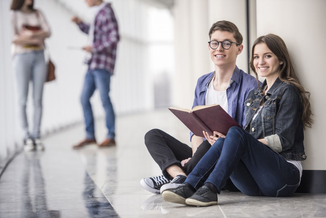 Studenci odpoczywają między zajęciami