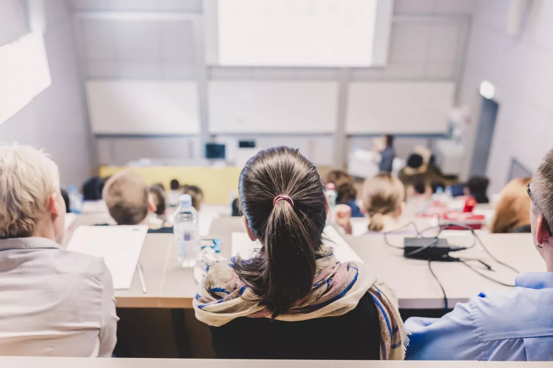Studenci sluchaja wykladu w auli uniwersyteckiej