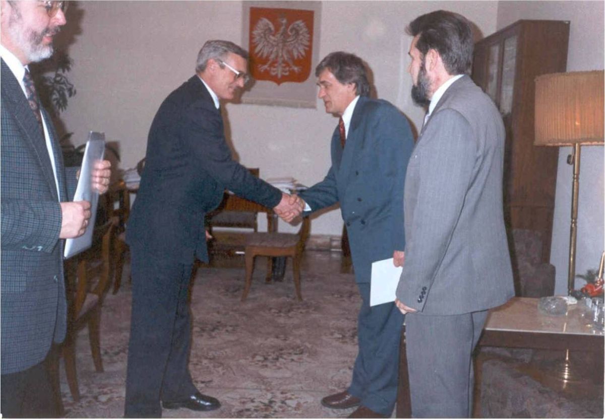 1995 Wręczenie Decyzji Ministra Edukacji Narodowej o utworzeniu Wyższej Szkoły Administracji i Zarządzania w Przemyślu, pierwszej uczelni niepublicznej w Polsce Południowo-Wschodniej.