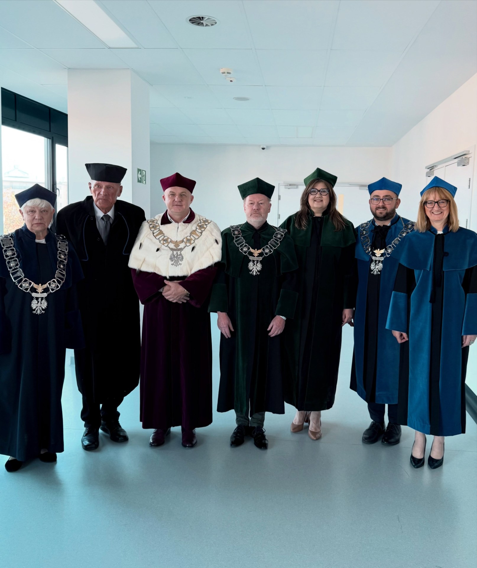 Władze uczelni w togach podczas inauguracji roku akademickiego 2026/2027 w WAM