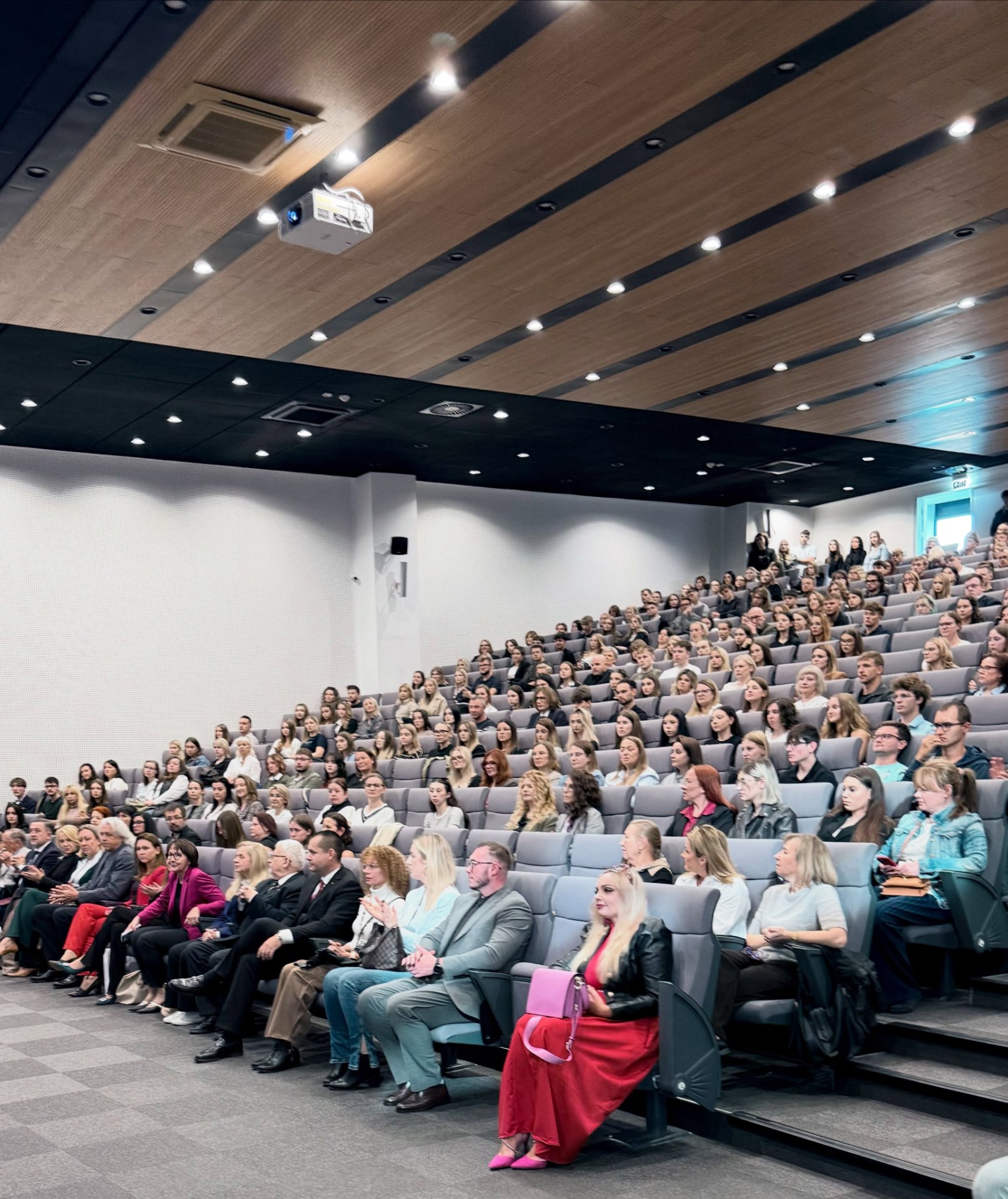 Pełna sala podczas inauguracji roku akademickiego w WAM