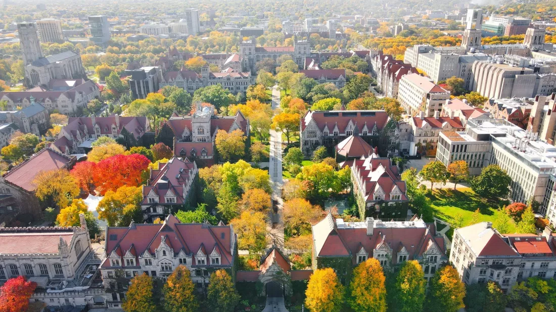 Kampus University of Chicago jesienią z lotu ptaka