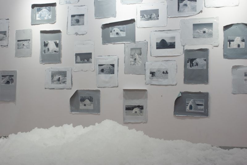 Małgorzata Pawlak, Sztuczny śnieg, 2020, instalacja na stole 120x166 wys. 73cm oraz Google Igloos, 2019 i 20, 300x300cm olej, akryl, fragment