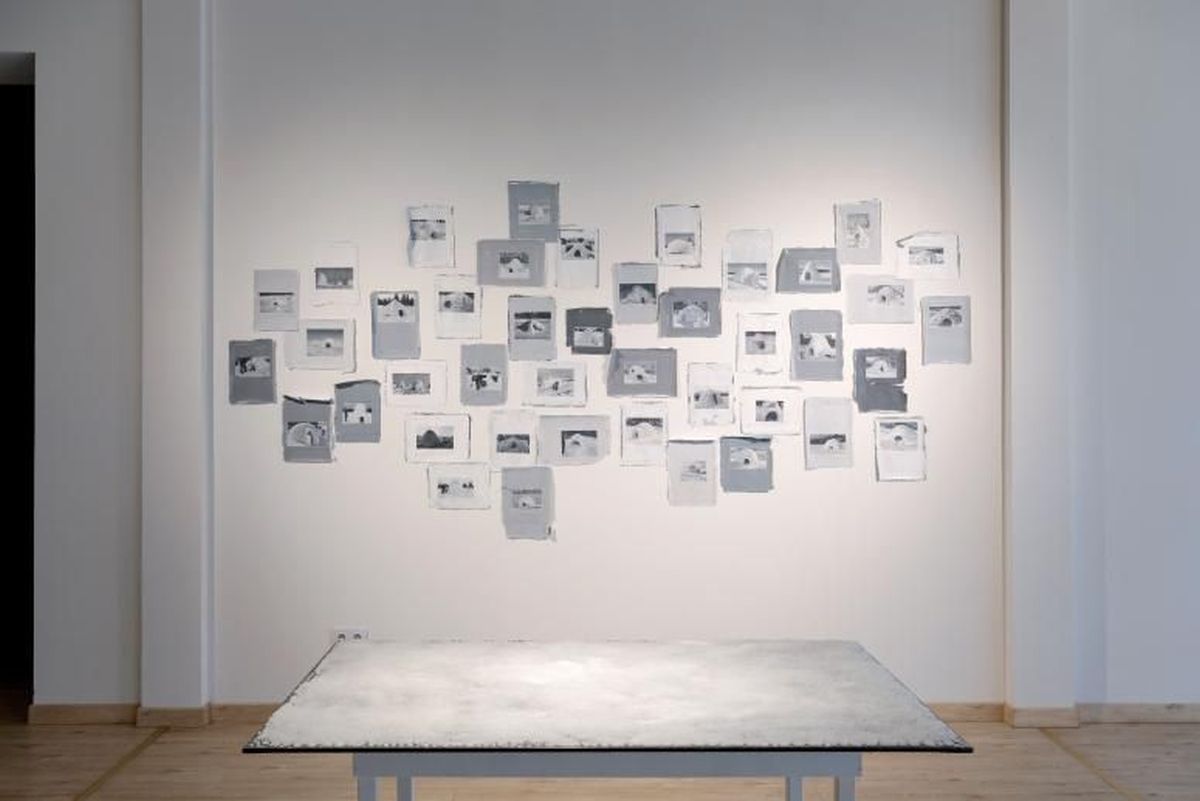 Małgorzata Pawlak, Google Igloos, sztuczny śnieg, akryl i olej na papierze, 2020